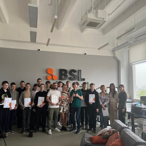 Наши резиденты проходят стажировку в ИТ-компании BSL - КИБЕРшкола программирования для детей, компьютерные курсы для школьников, начинающих и подростков - KIBERone г. Сколково